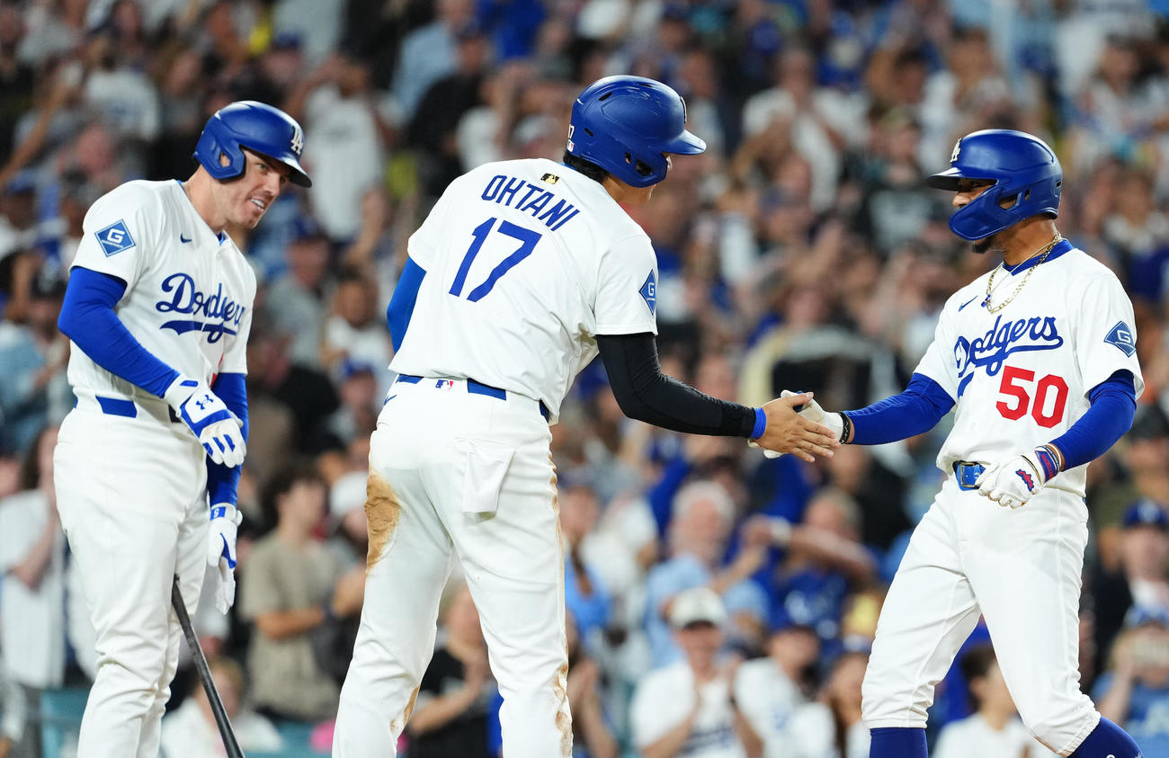 ドジャース対ロッキーズ　3回裏ドジャース2死一塁、2点本塁打を放ったムーキー・ベッツ（右）を迎える一塁走者大谷（撮影・菅敏）