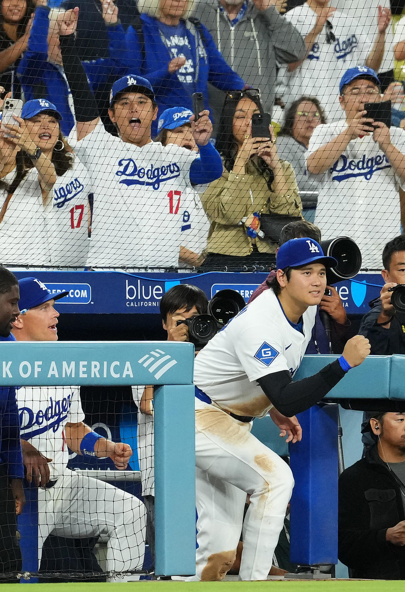ドジャース対ロッキーズ　ロッキーズに勝利し、ガッツポーズを見せるドジャース大谷。スタンドで観戦している大谷似翔平（後方左から2人目）もガッツポーズ（撮影・菅敏）