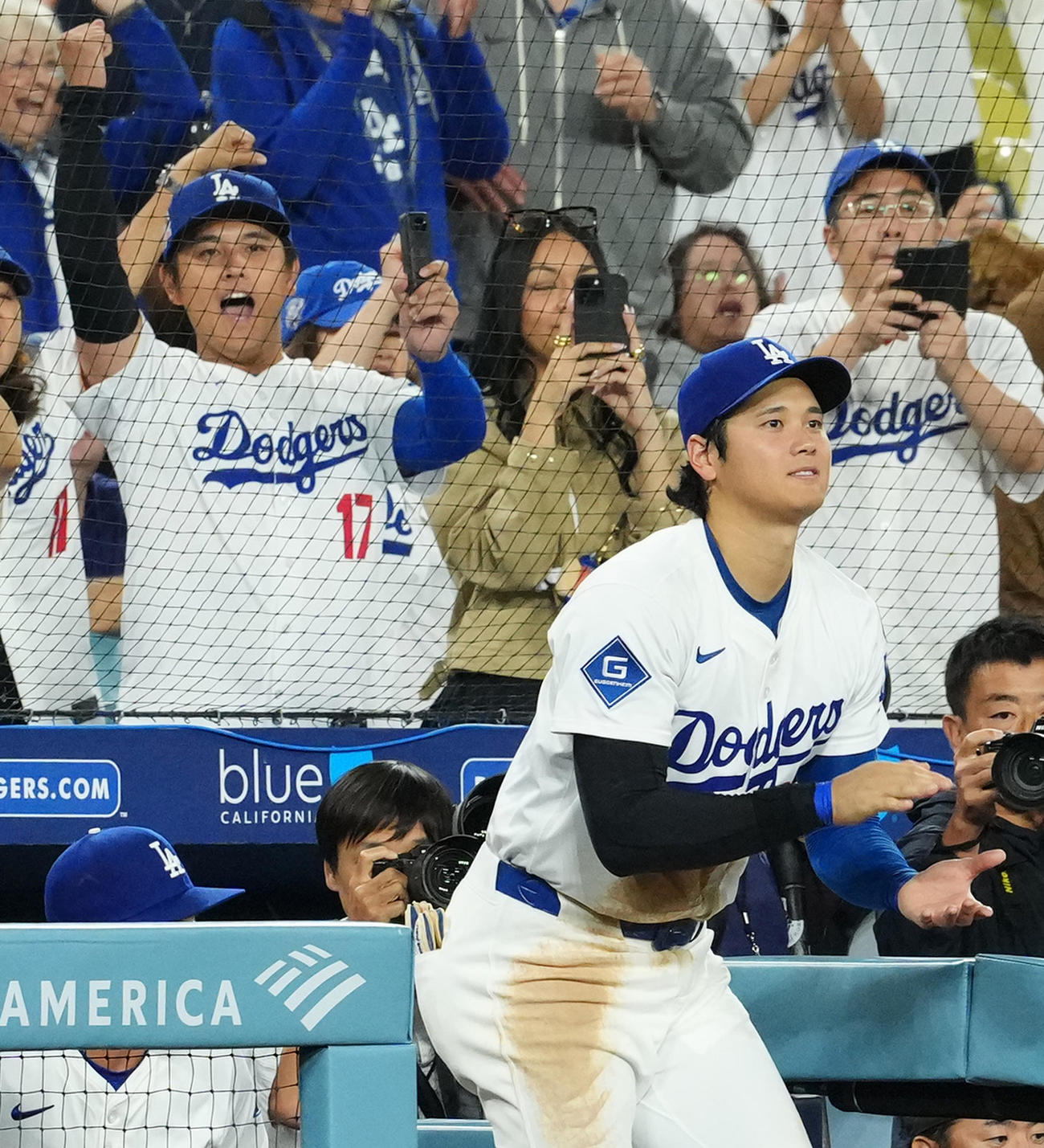 ドジャース対ロッキーズ　ロッキーズに勝利し、手をたたき喜ぶドジャース大谷。スタンドで観戦している大谷似翔平（後方左）もガッツポーズで喜ぶ（撮影・菅敏）