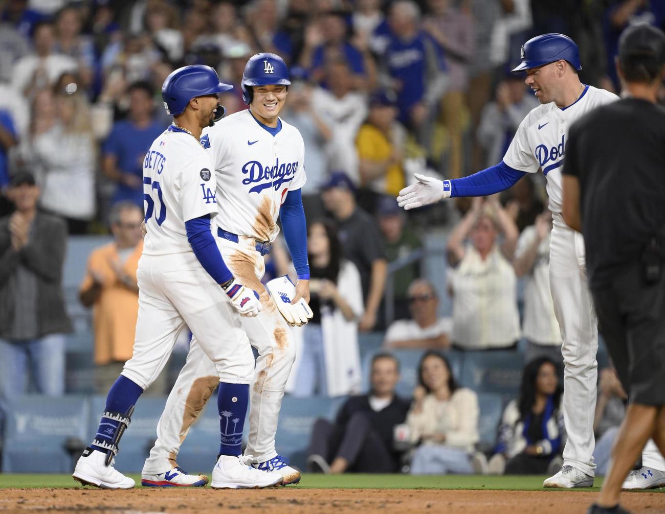 ロッキーズ戦の3回、2ランを放ったベッツ（左）を迎える、ドジャースの二走大谷（中央）と次打者フリーマン（共同）