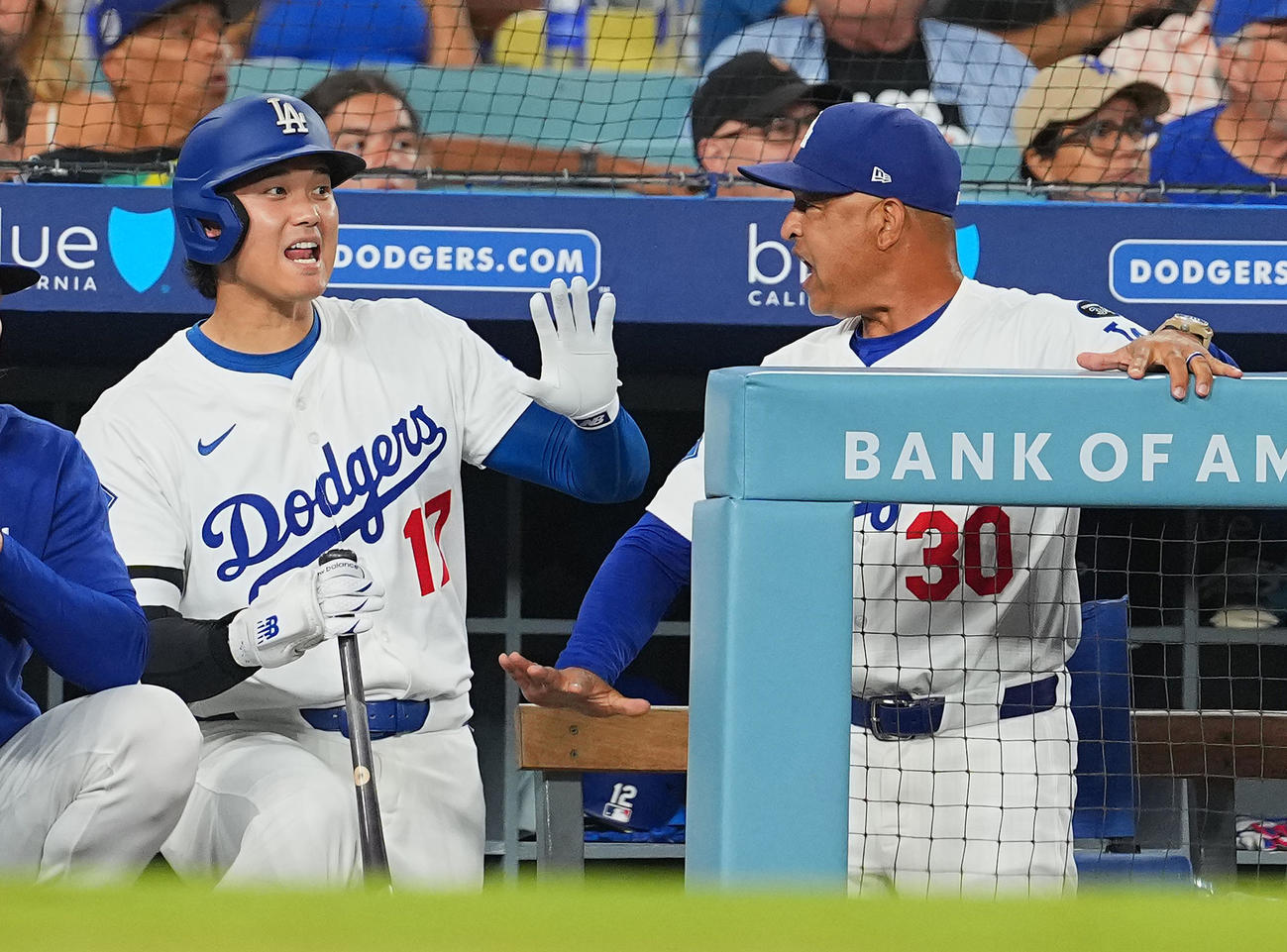 ドジャース対ロッキーズ　3回、打者パペスの時、ベンチから声を上げてロバーツ監督（右）に注意されるドジャース大谷（撮影・菅敏）