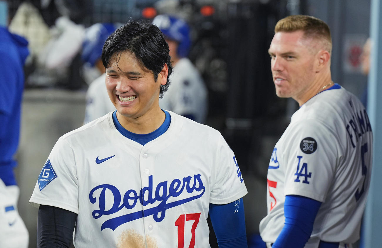 ドジャース対ロッキーズ8回裏ドジャース無死、ソロ本塁打を放ったフリーマン（右）と笑顔で話す大谷（撮影・菅敏）