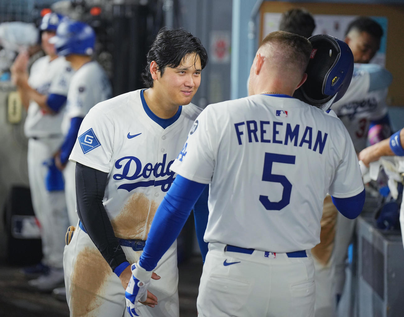 ドジャース対ロッキーズ8回裏ドジャース無死、ソロ本塁打を放ったフリーマン（右）に頭を下げる大谷（撮影・菅敏）
