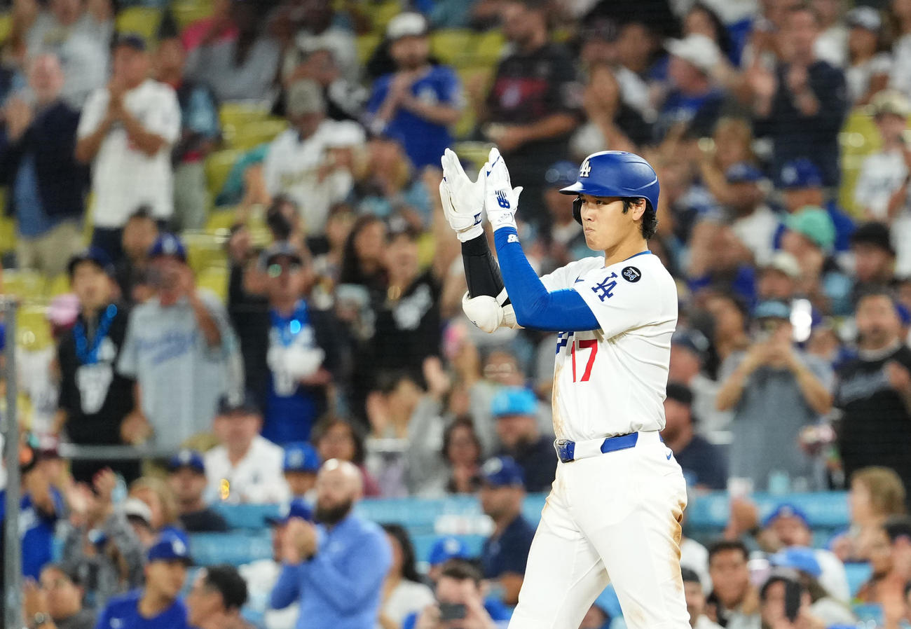 ドジャース対ロッキーズ　5回裏ドジャース1死二塁、右適時打を放ち、手をたたき喜ぶ大谷（撮影・菅敏）
