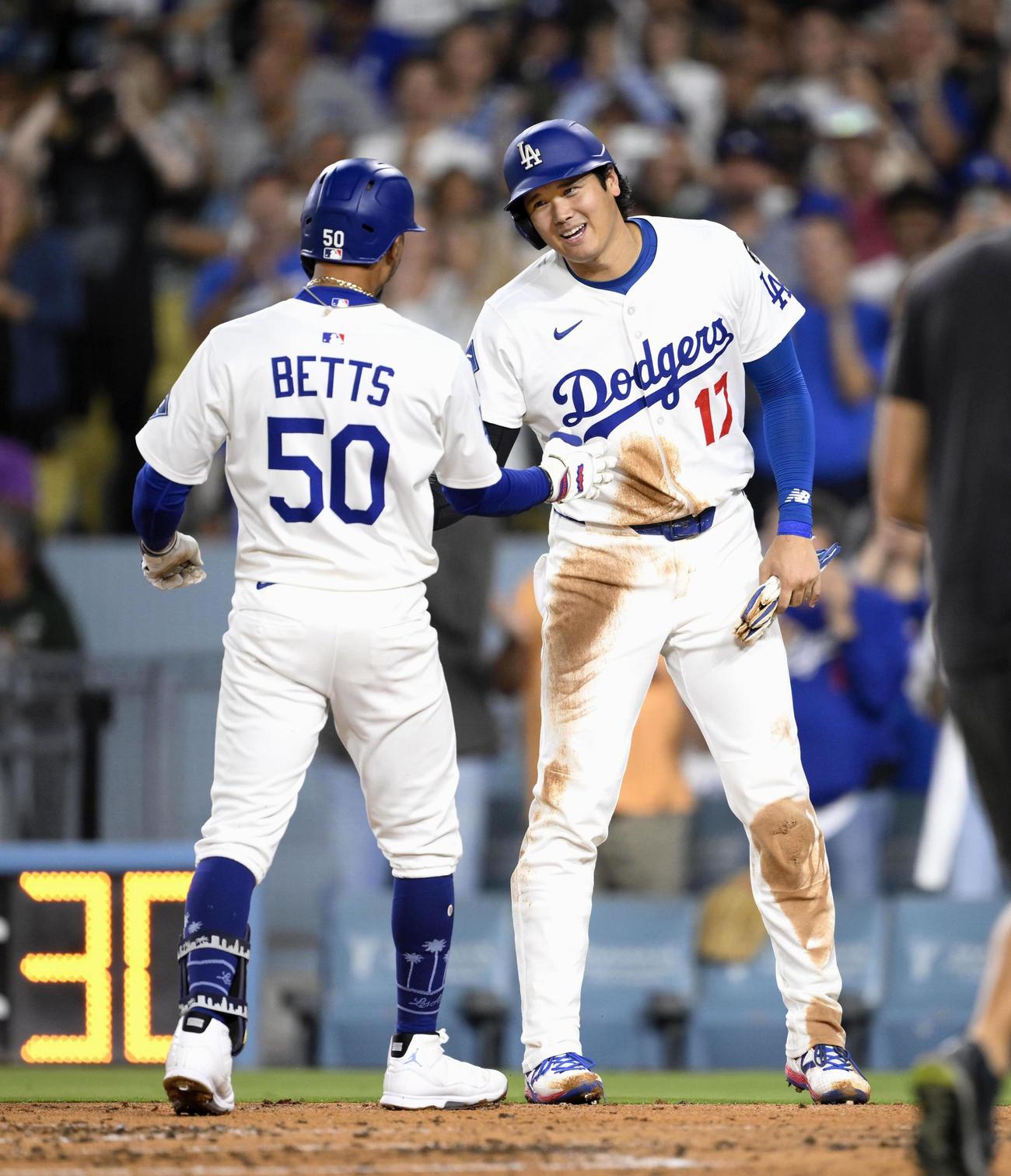 ロッキーズ戦の3回、2ランを放ったベッツ（左）を迎える、二走の大谷（共同）