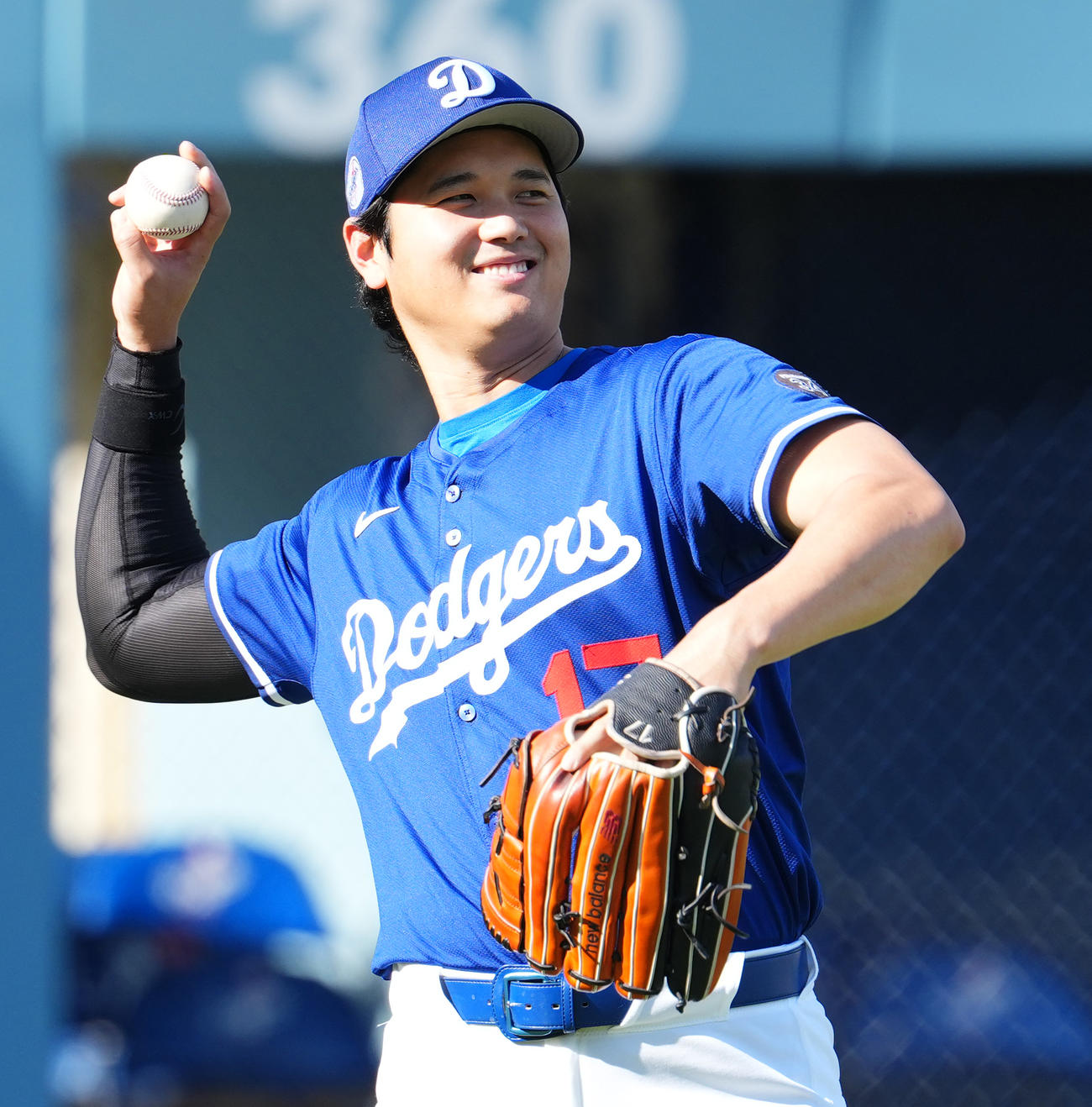 ドジャース対ロッキーズ　試合前、リラックスした表情で調整するドジャース大谷（撮影・菅敏）