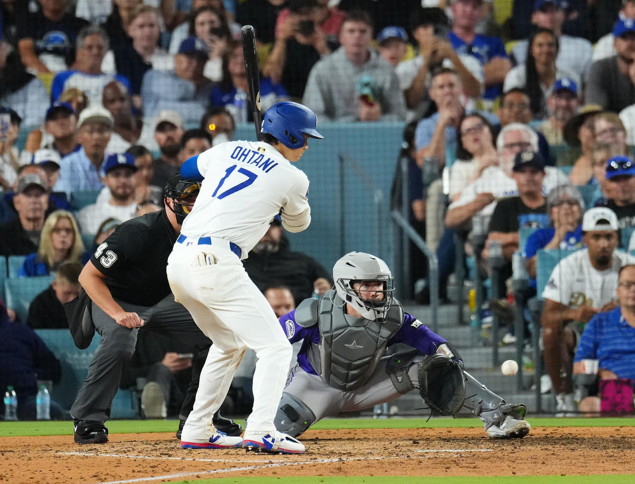 ドジャース対ロッキーズ　6回裏ドジャース2死一、三塁、四球を選ぶ大谷（撮影・菅敏）