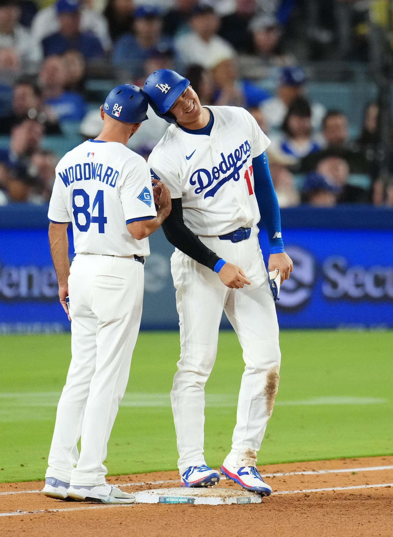 ドジャース対ロッキーズ　6回裏ドジャース2死一、三塁、四球を選び一塁走塁コーチとヘッドバンプする大谷（右）（撮影・菅敏）