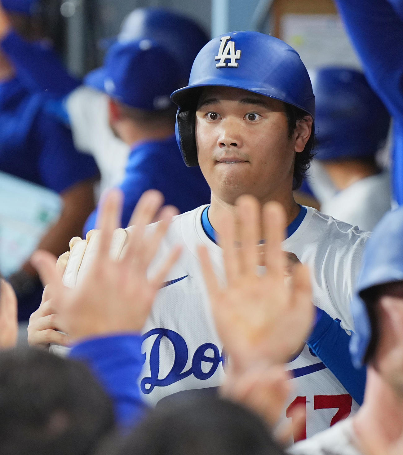 ドジャース対ロッキーズ　8回裏ドジャース1死満塁、ベッツの満塁本塁打で一塁から生還し、タッチで迎えられる大谷（撮影・菅敏）