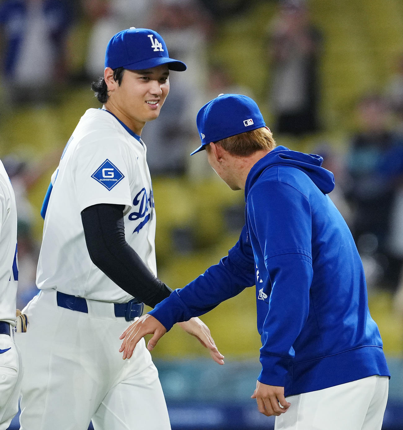 ドジャース対ロッキーズ　ロッキーズに勝利し、タッチをする大谷と山本（右）（撮影・菅敏）