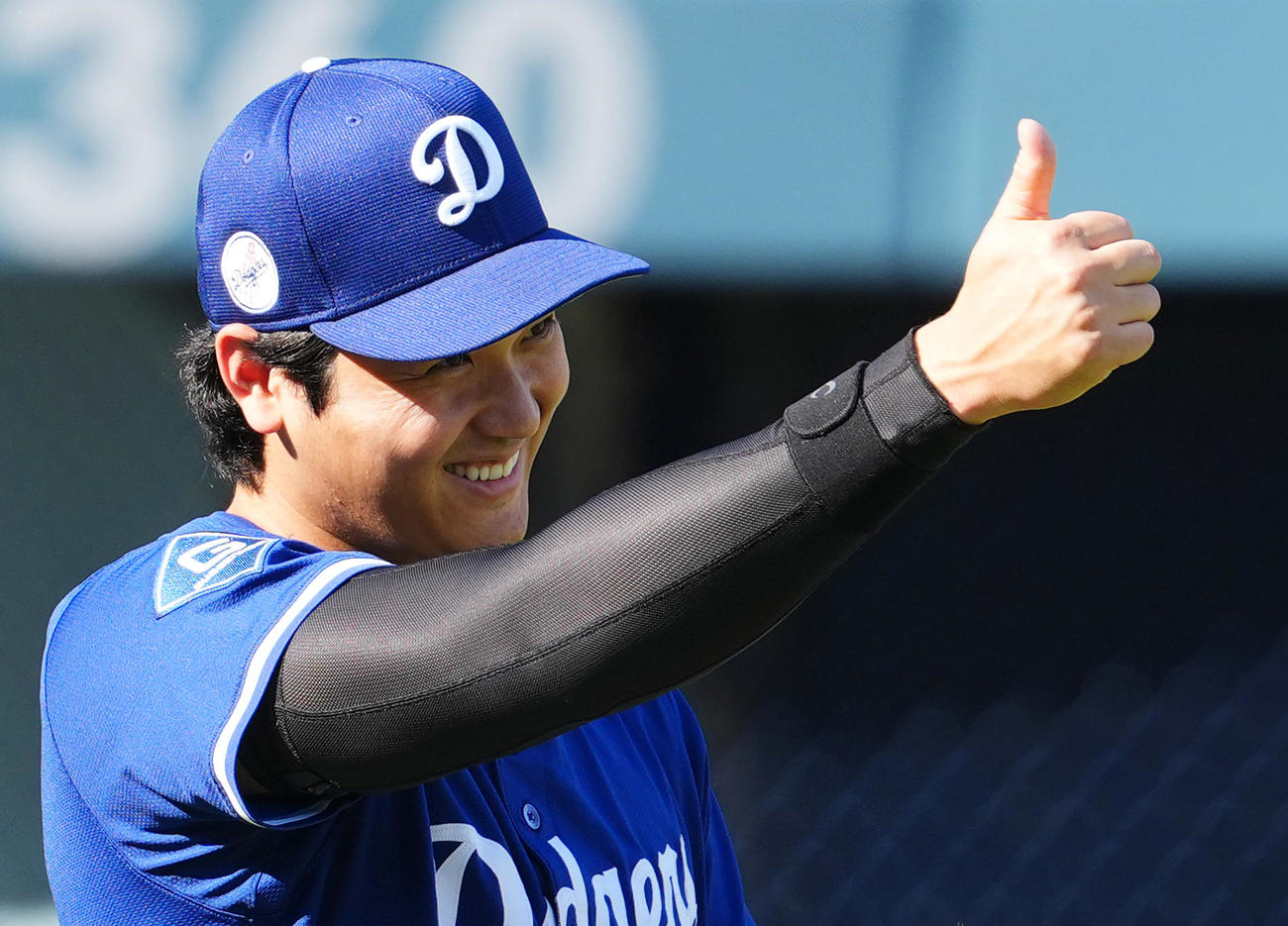 ドジャース対ロッキーズ　試合前の練習中にスラッフに向かってサムズアップをとるドジャース大谷（撮影・菅敏）