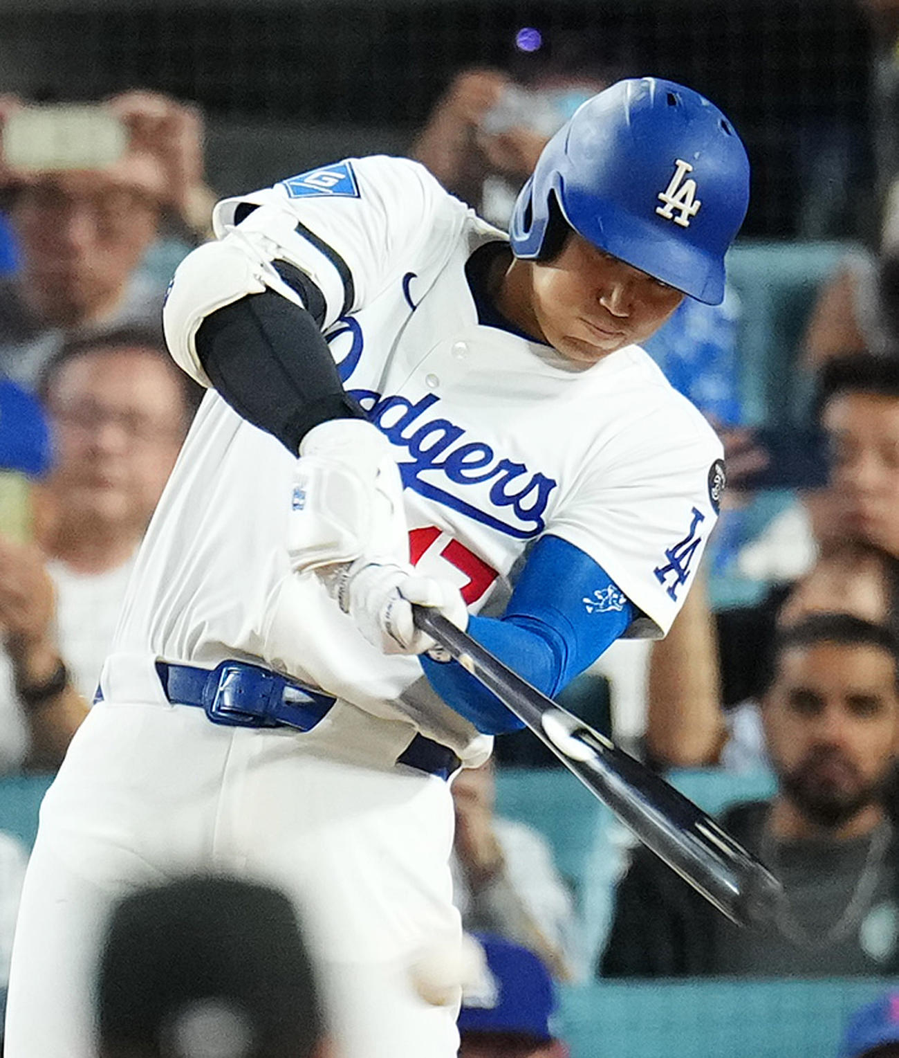 ドジャース対ロッキーズ　2回裏ドジャース2死三塁、右適時打を放つ大谷（撮影・菅敏）