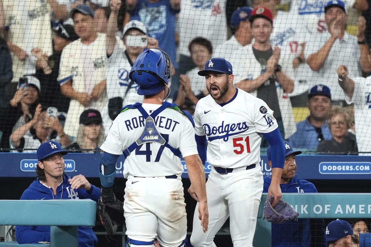 ドジャースのベシア（右）は好リリーフをみせて捕手と会話を交わす（AP)