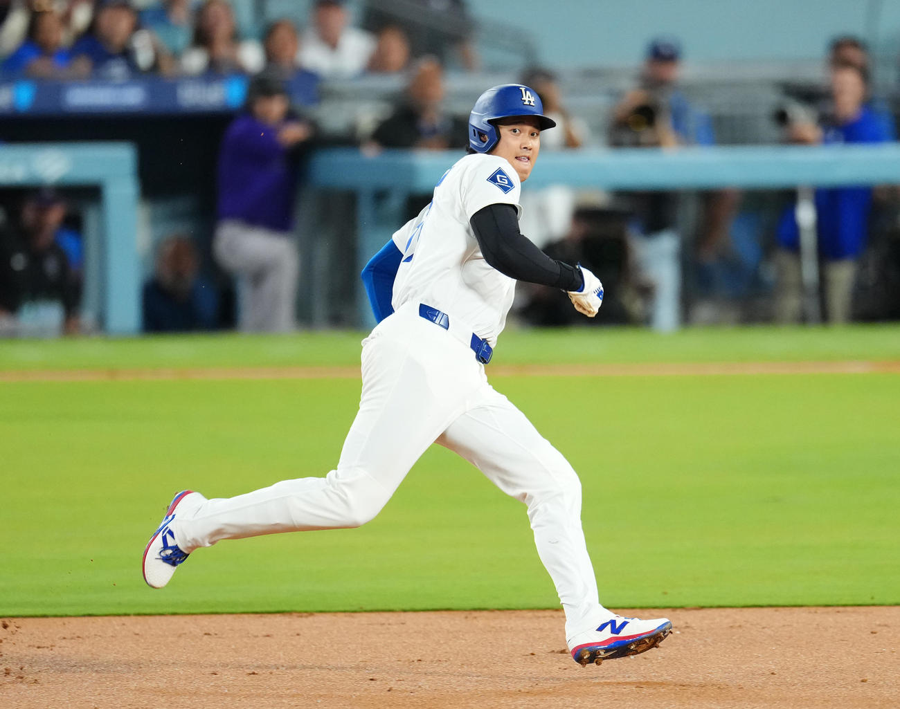 ドジャース対ロッキーズ　2回裏ドジャース2死一塁、ベッツの適時二塁打で一塁から疾走し、本塁に向かう大谷（撮影・菅敏）