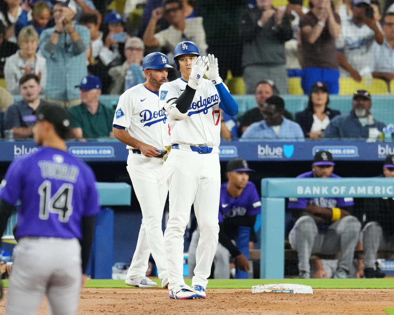 ドジャース対ロッキーズ　2回裏ドジャース2死三塁、右適時打を放ち、手をたたく大谷（撮影・菅敏）