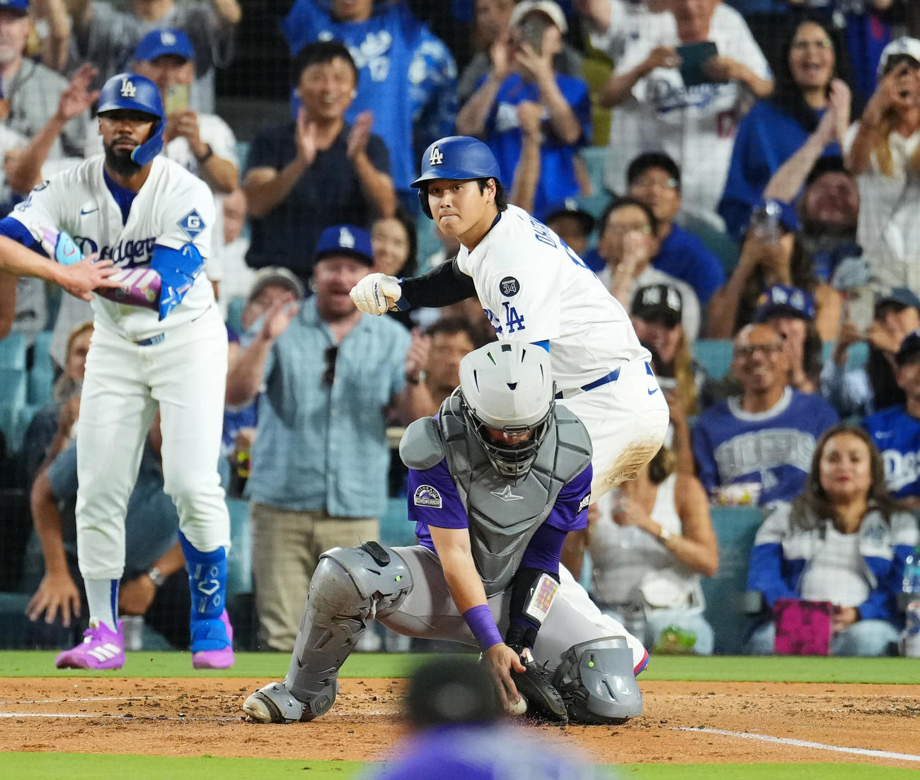ドジャース対ロッキーズ　2回裏ドジャース2死一塁、ベッツの適時二塁打で一塁から疾走し、生還する大谷（右）（撮影・菅敏）