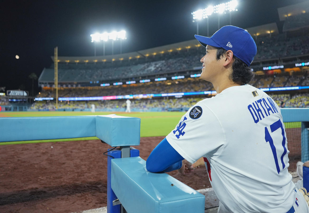 ドジャース対ロッキーズ　9回、ドジャースタジアムの空に浮かぶ月を前に笑顔を見せるドジャース大谷（撮影・菅敏）