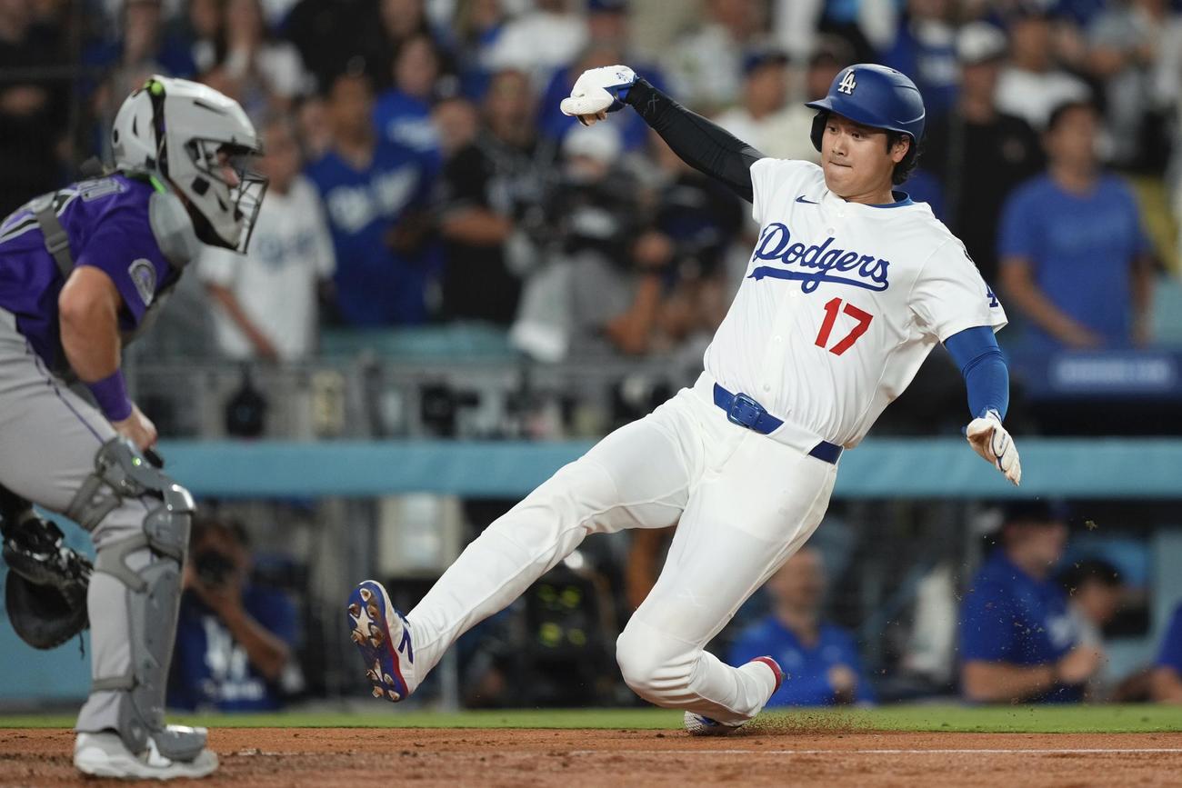 ドジャース大谷翔平はロッキーズ戦2回にベッツの二塁打で生還した（AP)