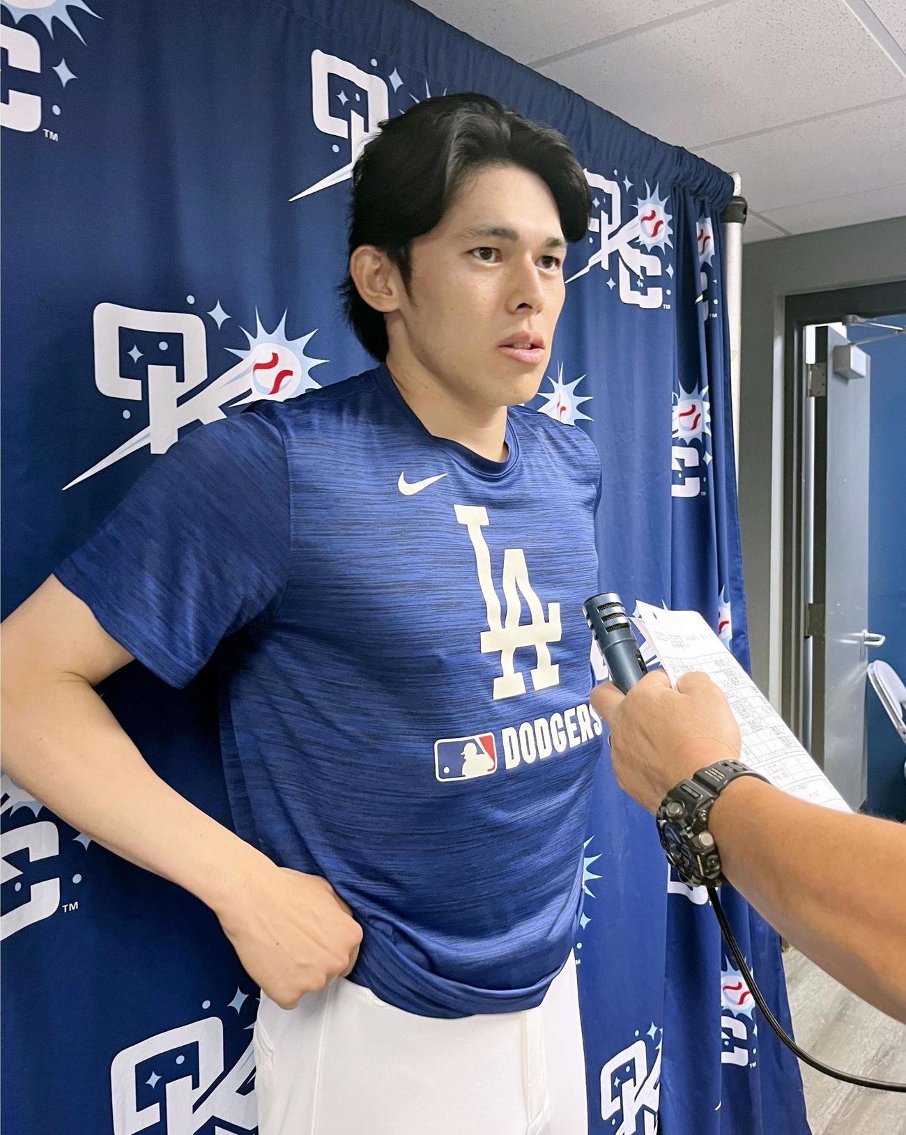 取材に応じるドジャース佐々木（共同）