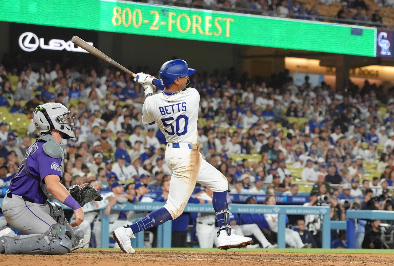 ドジャース対ロッキーズ　8回裏ドジャース1死満塁、満塁本塁打を放つベッツ（撮影・菅敏）