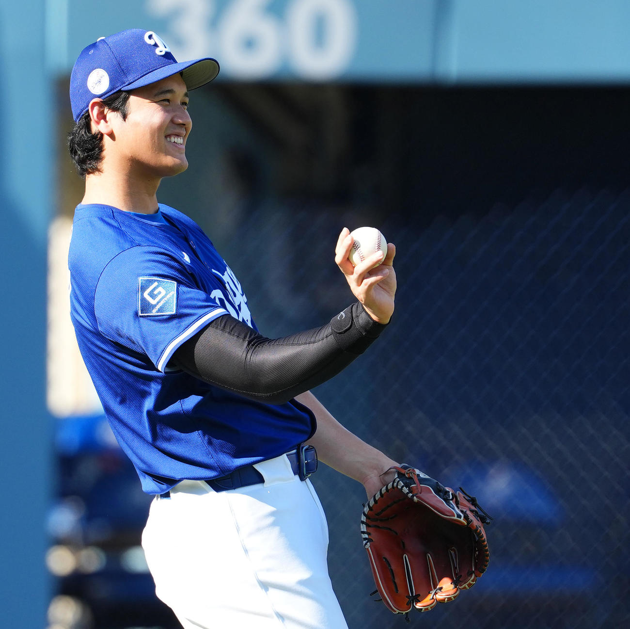 ドジャース対ロッキーズ　試合前、リラックスした表情で調整するドジャース大谷（撮影・菅敏）