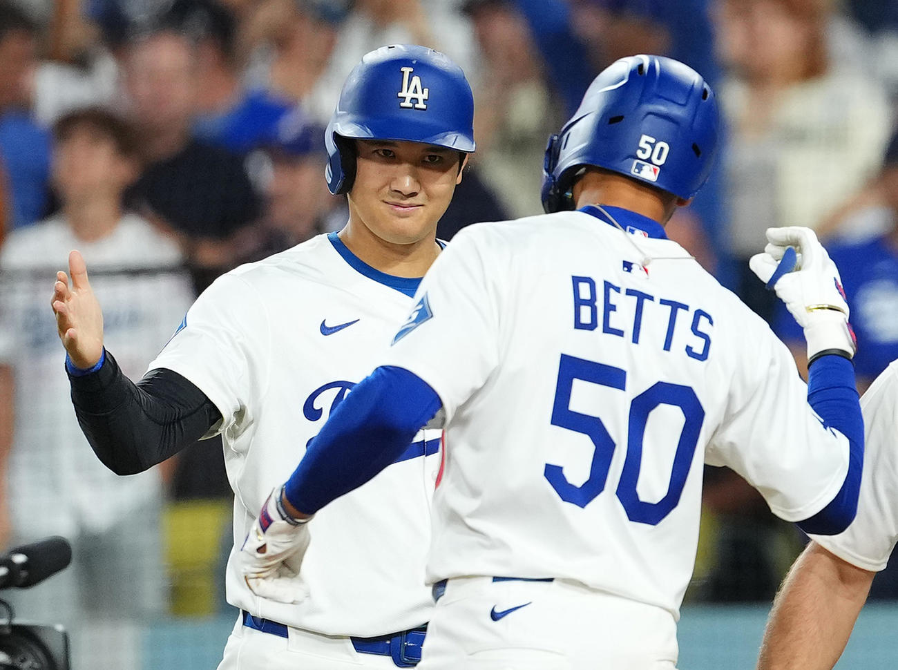 ドジャース対ロッキーズ　8回裏ドジャース1死満塁、満塁本塁打を放ったベッツ（右）を迎える大谷（撮影・菅敏）