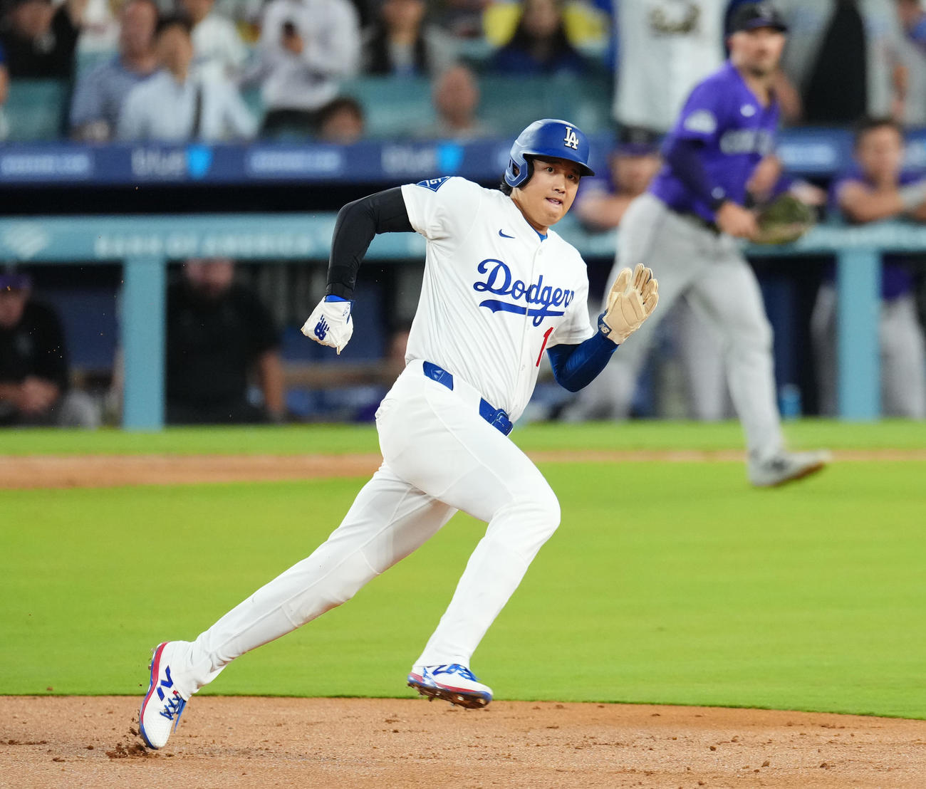 ドジャース対ロッキーズ　2回裏ドジャース2死一塁、ベッツの適時二塁打で一塁から疾走し、本塁に向かう大谷（撮影・菅敏）