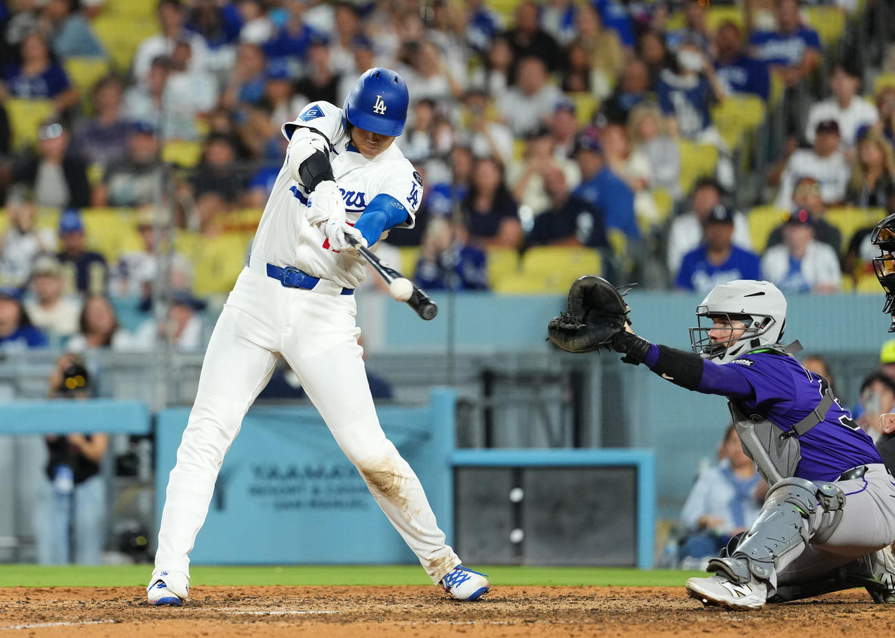 ドジャース対ロッキーズ　8回裏ドジャース1死一、二塁、捕手の打撃妨害で出塁する大谷（撮影・菅敏）