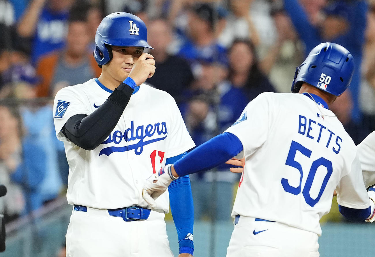 ドジャース対ロッキーズ　8回裏ドジャース1死満塁、満塁本塁打を放ったベッツ（右）を迎える大谷（撮影・菅敏）
