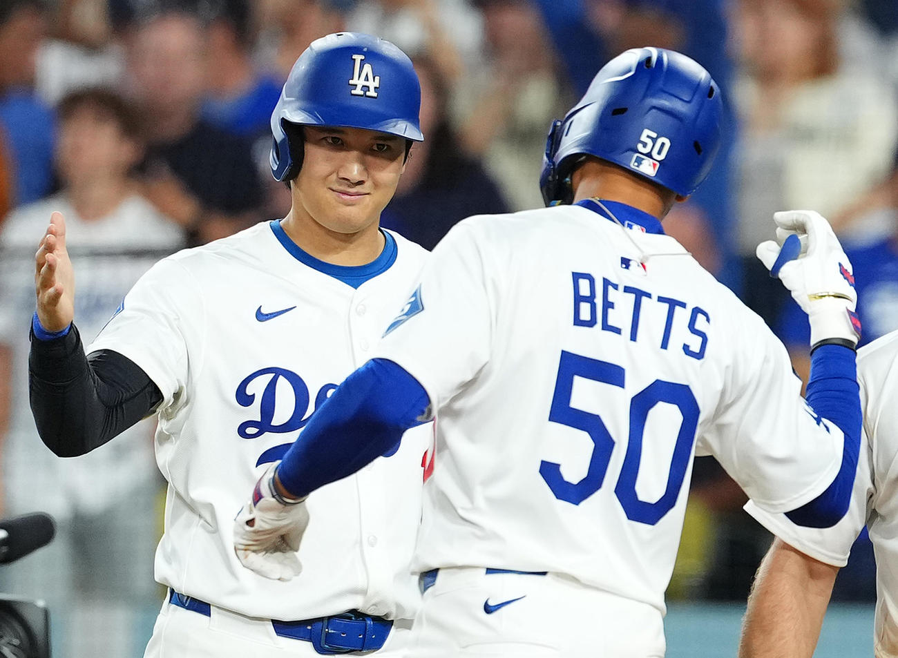 ドジャース対ロッキーズ　8回裏ドジャース1死満塁、満塁本塁打を放ったベッツ（右）を迎える大谷（撮影・菅敏）