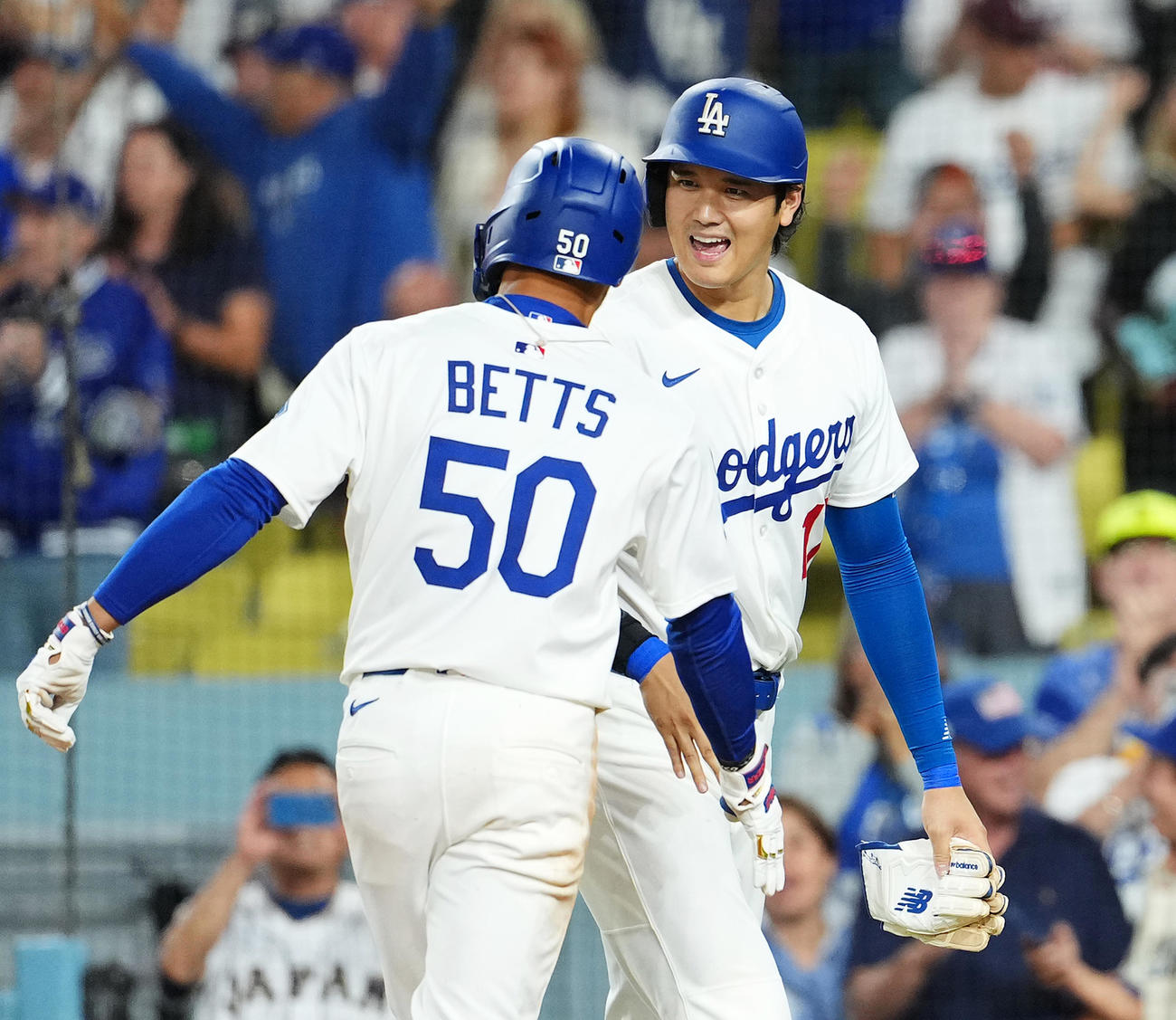 ドジャース対ロッキーズ　8回裏ドジャース1死満塁、満塁本塁打を放ったベッツ（右）を迎える大谷（撮影・菅敏）