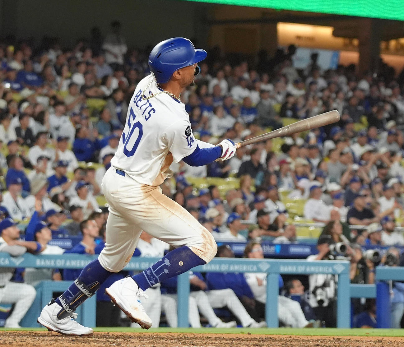 ドジャース対ロッキーズ　8回裏ドジャース1死満塁、満塁本塁打を放つベッツ（撮影・菅敏）