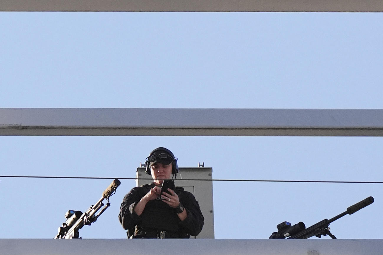 試合前に、ヤンキースタジアムを見守る警備員（AP）