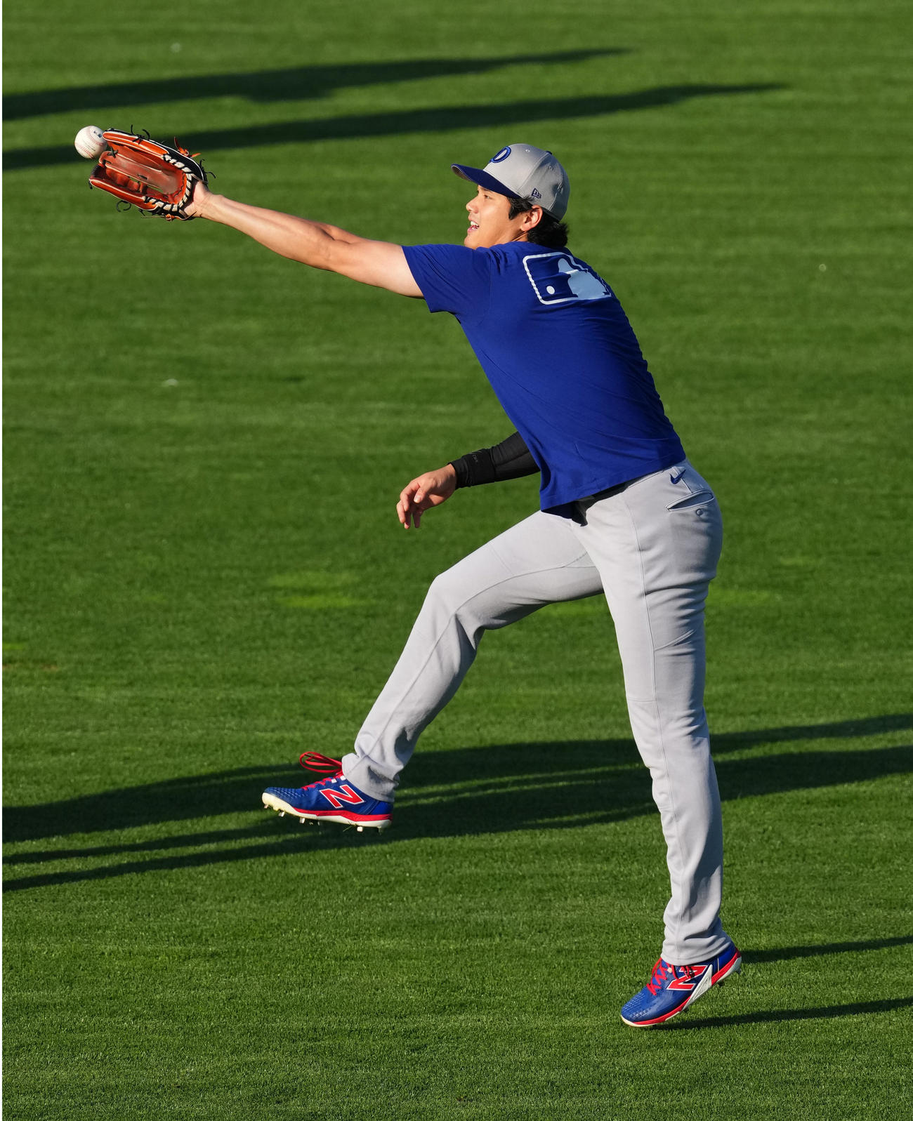 ジャイアンツ対ドジャース　試合前、キャッチボールで調整するドジャース大谷（撮影・菅敏）