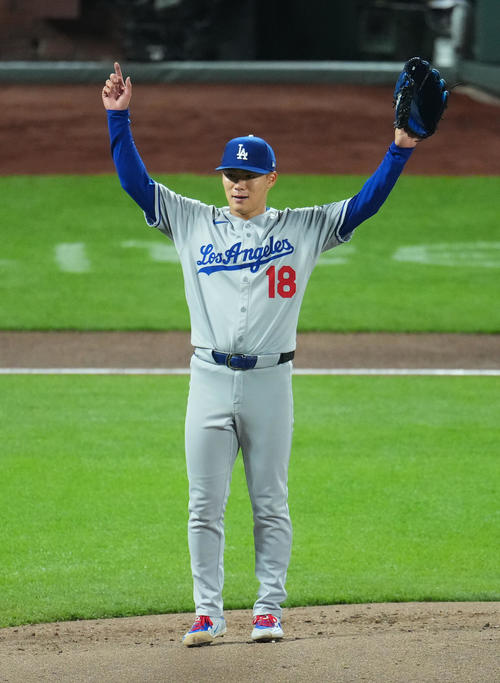 ジャイアンツ対ドジャース 2回裏ジャイアンツ2死、パトリック・ベイリーを投ゴロに打ち取り、両手を上げる山本(撮影・菅敏)