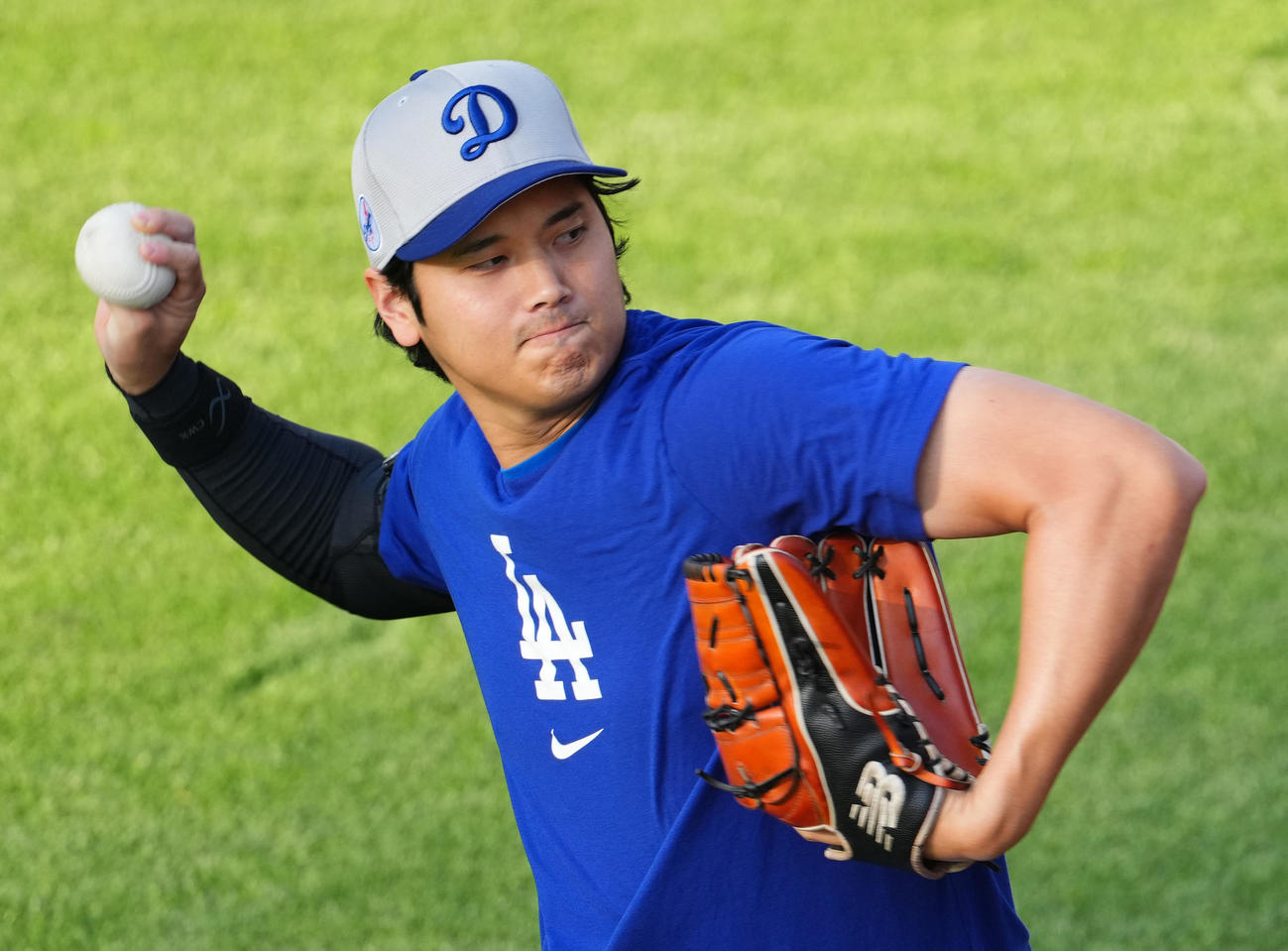 ジャイアンツ対ドジャース　試合前、キャッチボールで調整するドジャース大谷（撮影・菅敏）