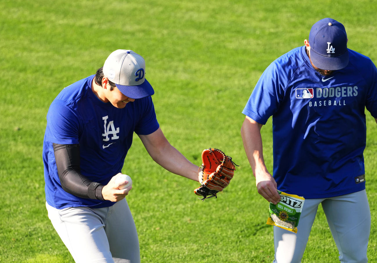 ジャイアンツ対ドジャース　試合前の練習でベシア（右）のモノマネをするドジャース大谷（撮影・菅敏）