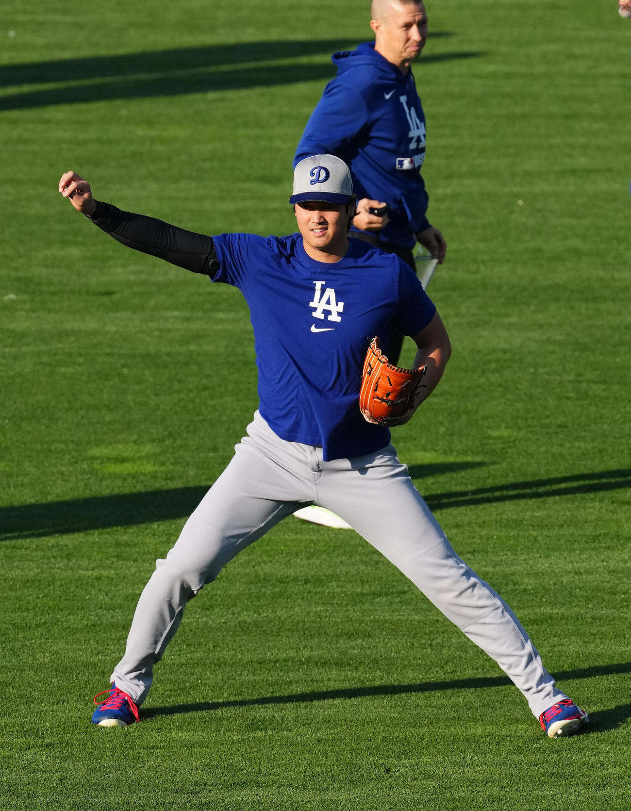 ジャイアンツ対ドジャース　試合前、キャッチボールで調整するドジャース大谷（撮影・菅敏）