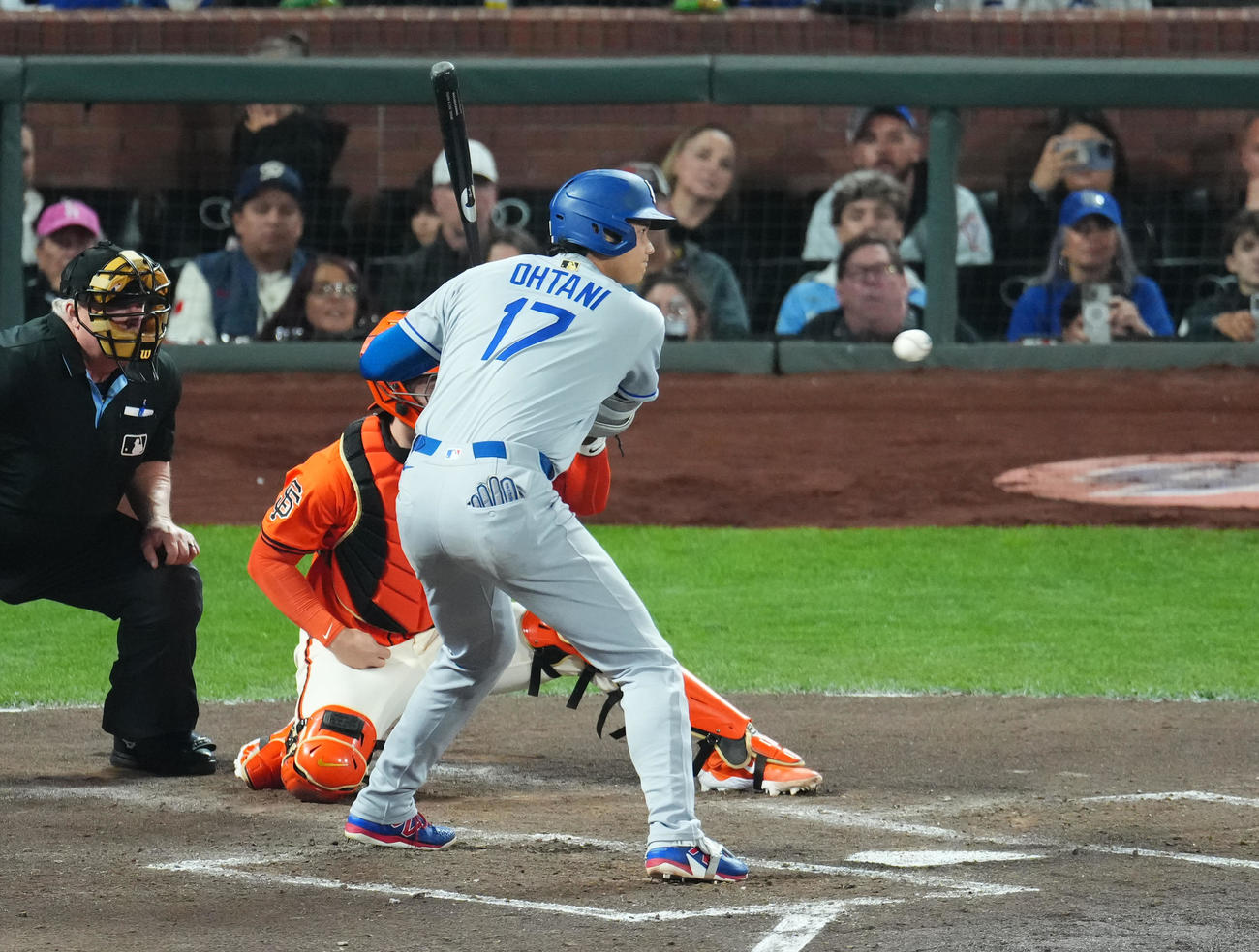 ジャイアンツ対ドジャース　3回表ドジャース2死、四球を選ぶ大谷（撮影・菅敏）