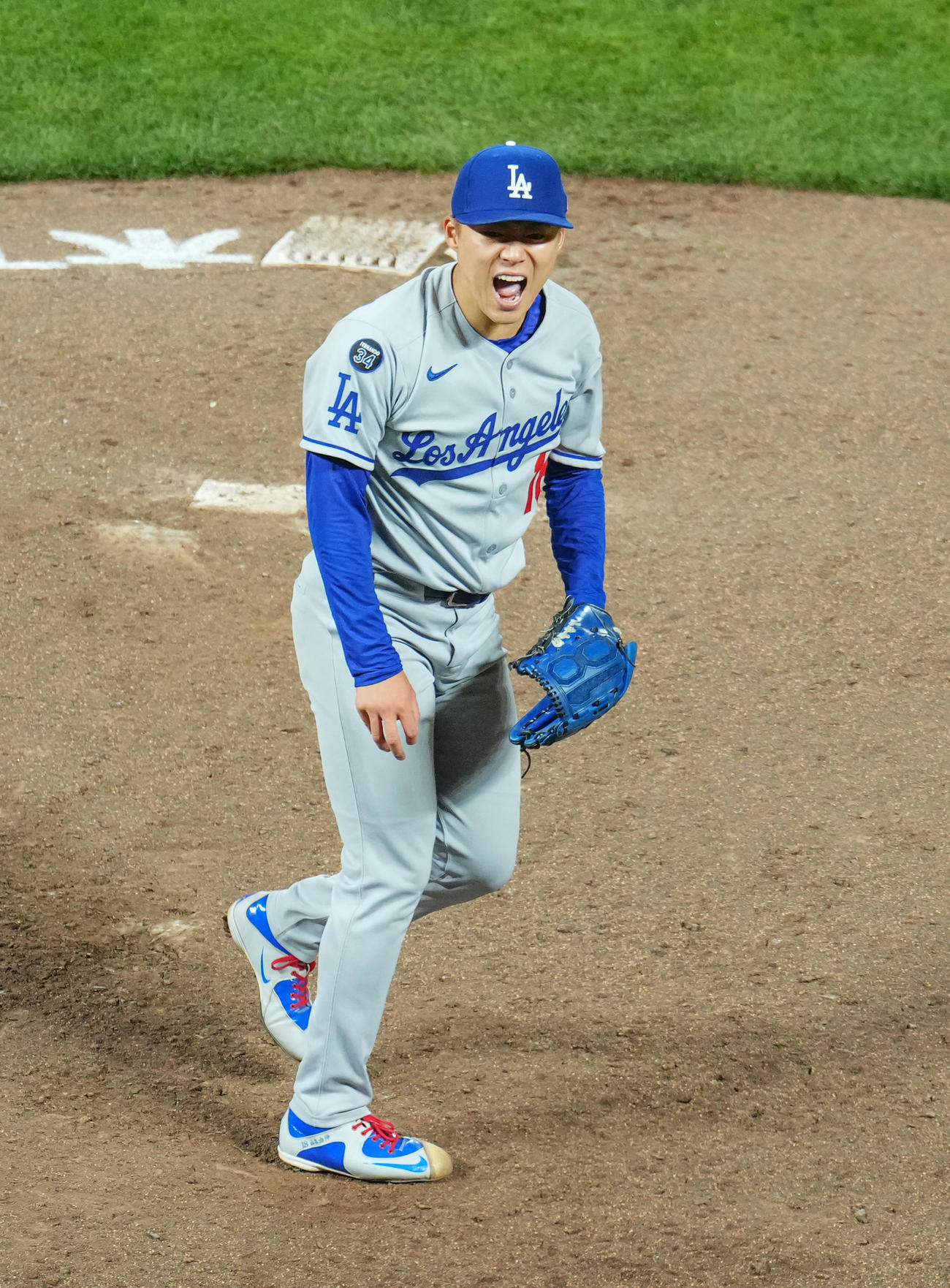 ジャイアンツ対ドジャース　7回、投球後に叫ぶドジャース山本さつ