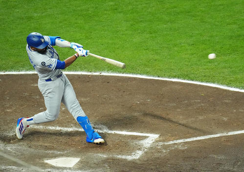 ジャイアンツ対ドジャース　5回表ドジャース無死満塁、右2点適時二塁打を放つT・ヘルナンデス（撮影・菅敏）