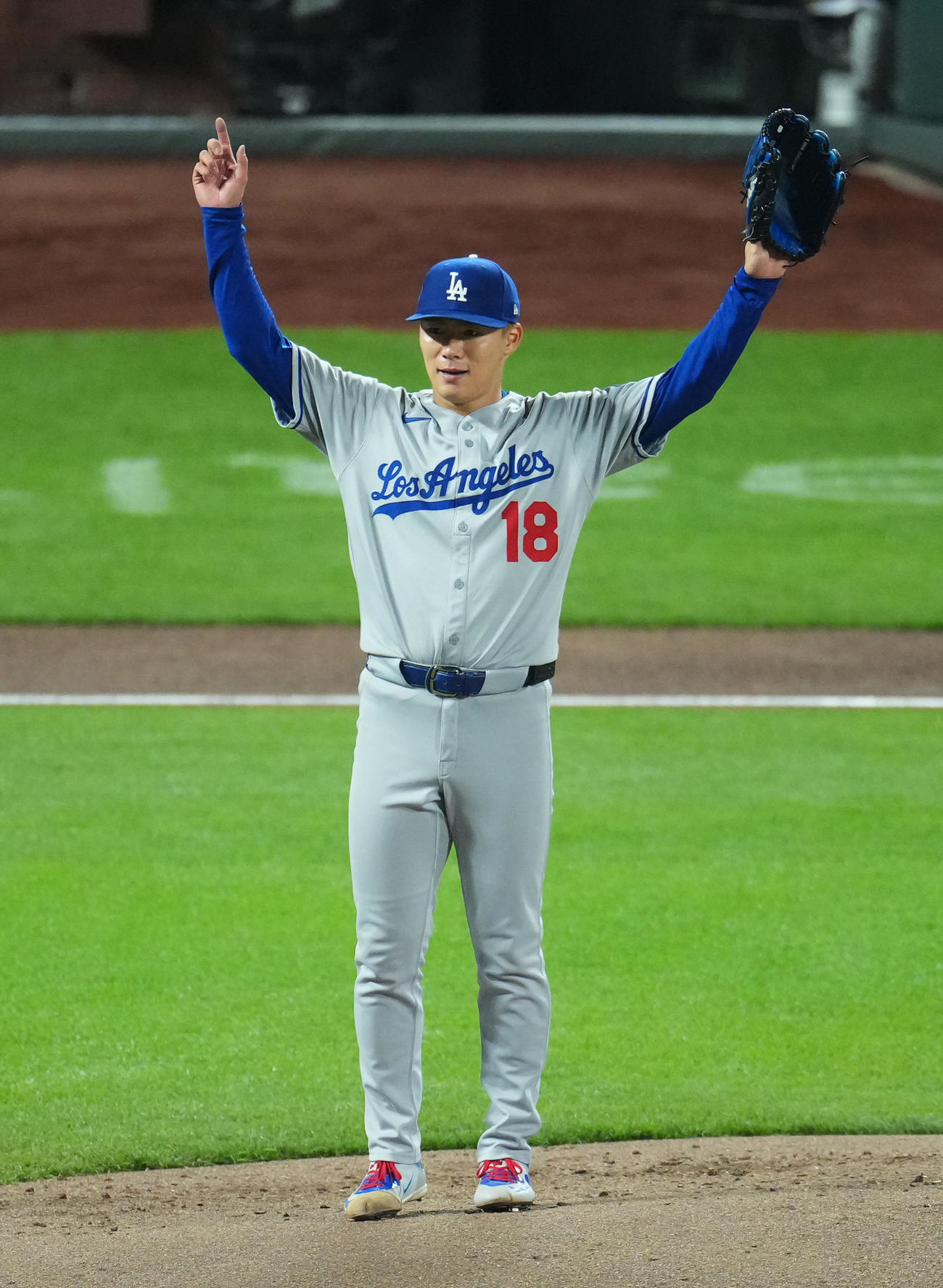 ジャイアンツ対ドジャース　2回裏ジャイアンツ2死、パトリック・ベイリーを投ゴロに打ち取り、両手を上げる山本（撮影・菅敏）