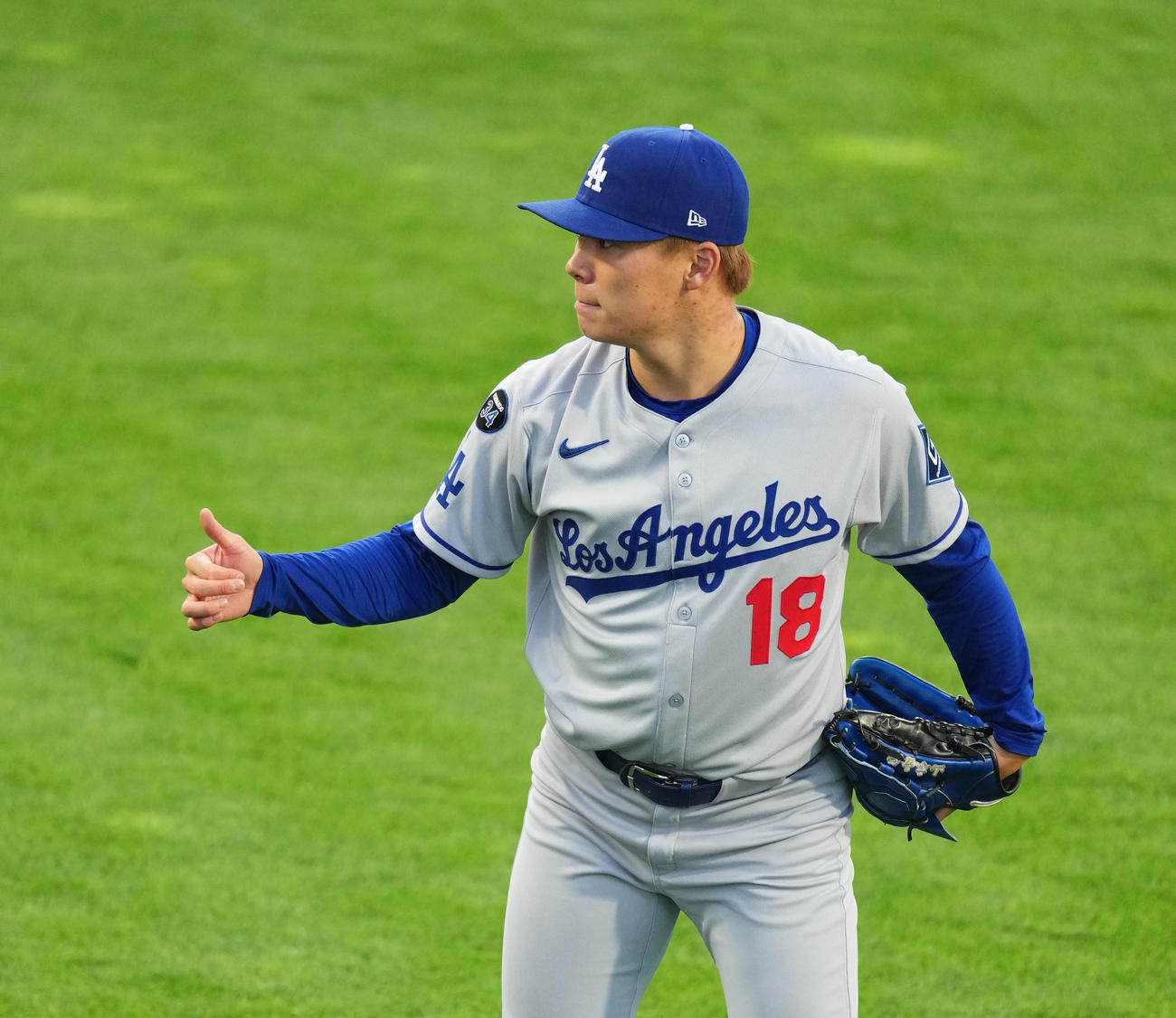 ジャイアンツ対ドジャース　試合前、アップをするドジャース山本（撮影・菅敏）