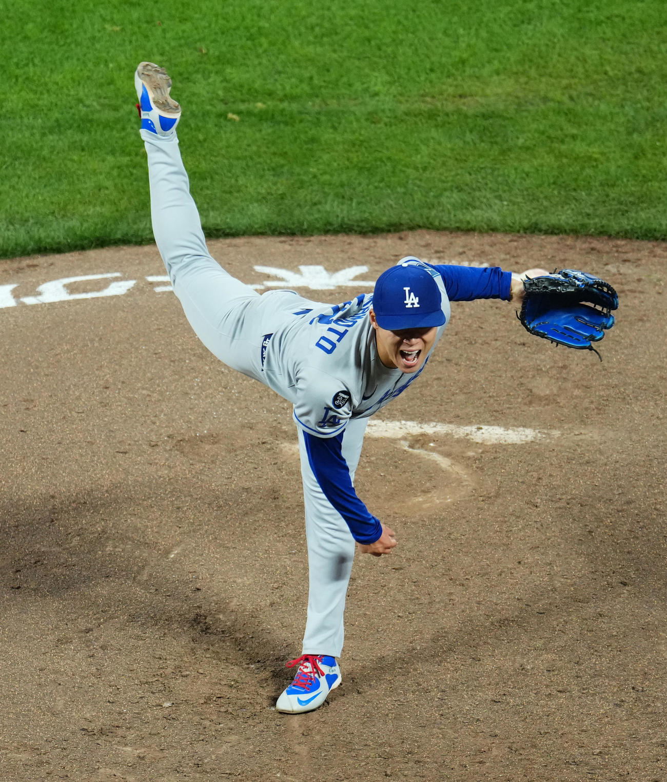 ジャイアンツ対ドジャース　7回、力投するドジャース山本（撮影・菅敏）