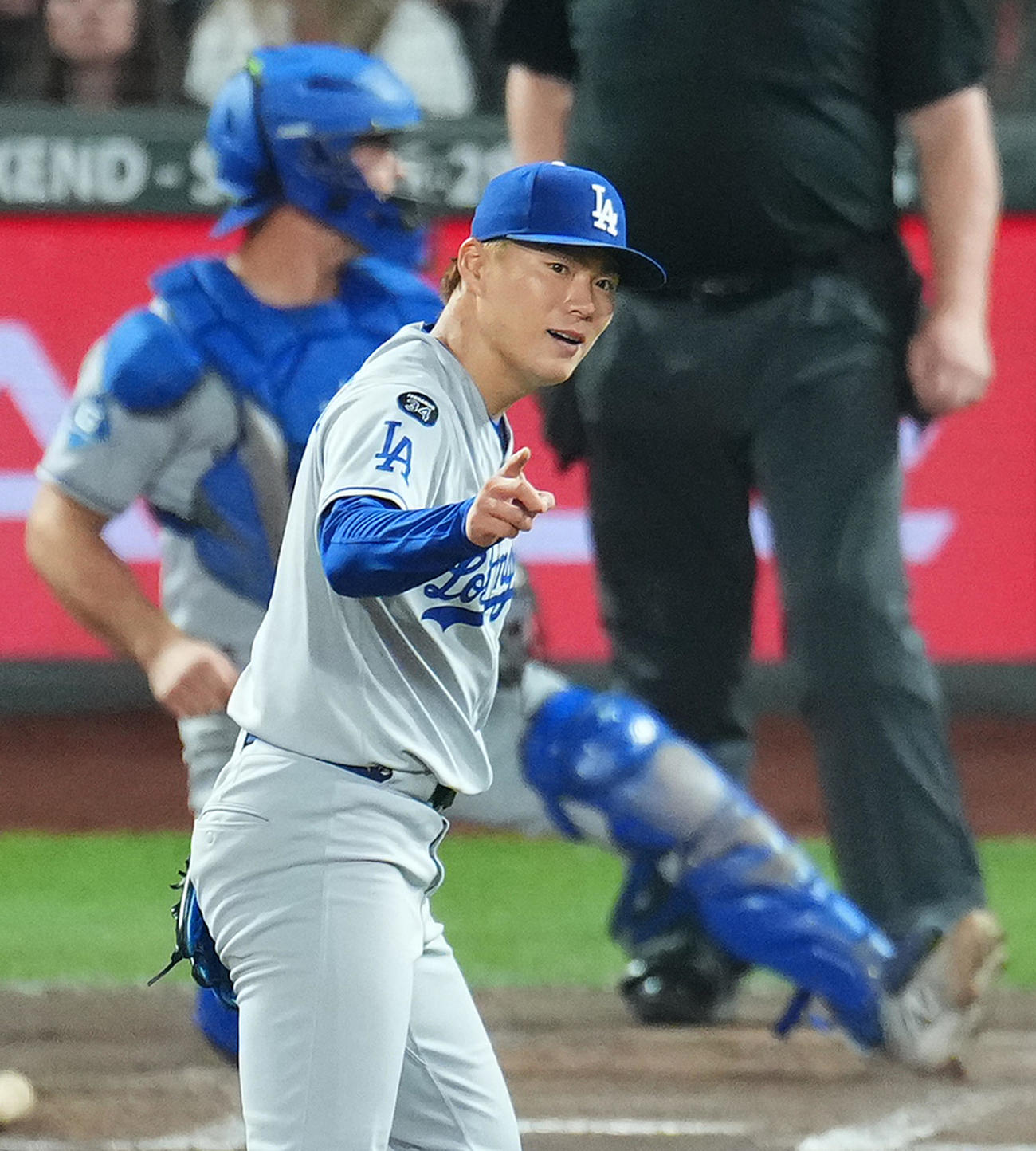 ジャイアンツ対ドジャース　3回、投球の合間にナインに向かってポーズをとる山本（撮影・菅敏）