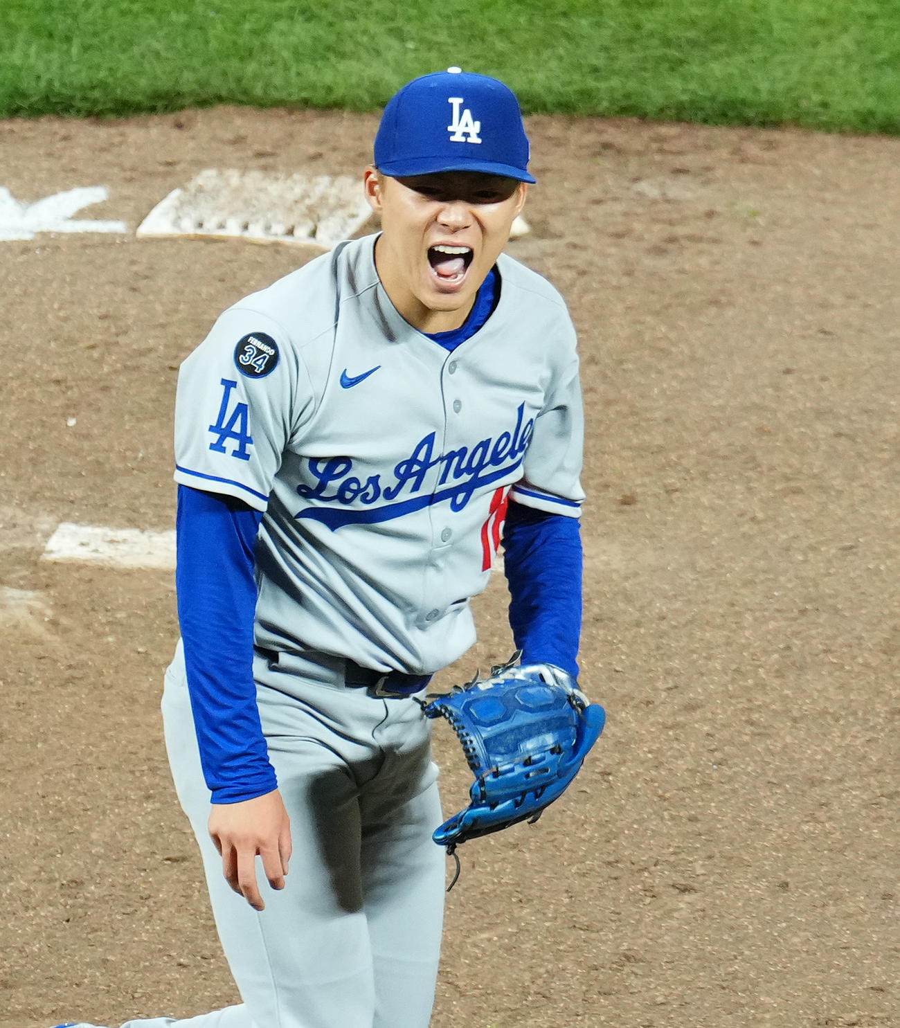 ジャイアンツ対ドジャース　7回、投球後に叫ぶドジャース山本（撮影・菅敏）