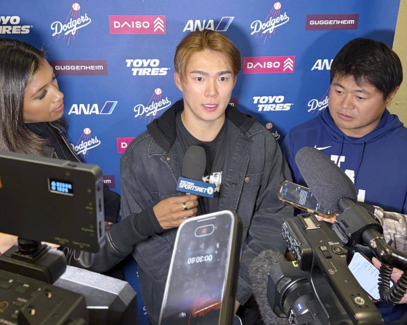 試合後、取材に応じるドジャース・山本（共同）