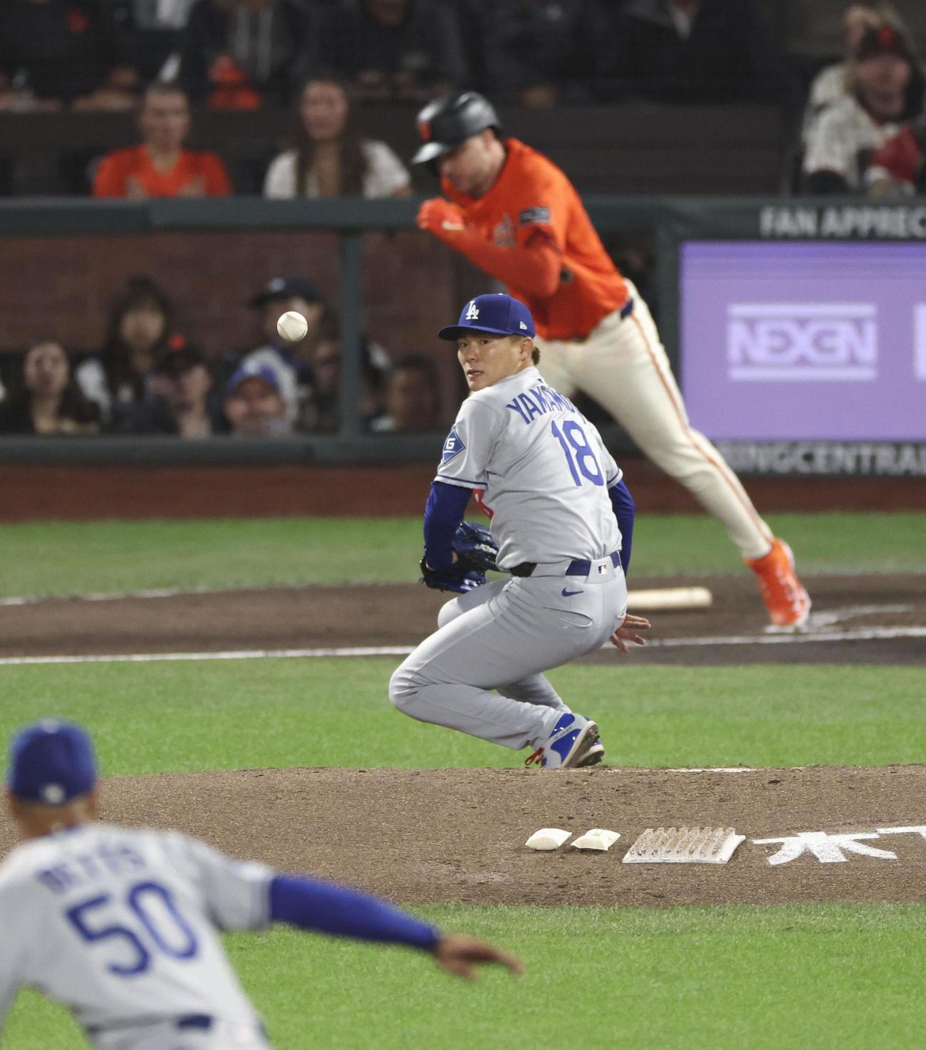 ジャイアンツ戦の2回、ベイリーを打ち取るドジャース・山本（共同）