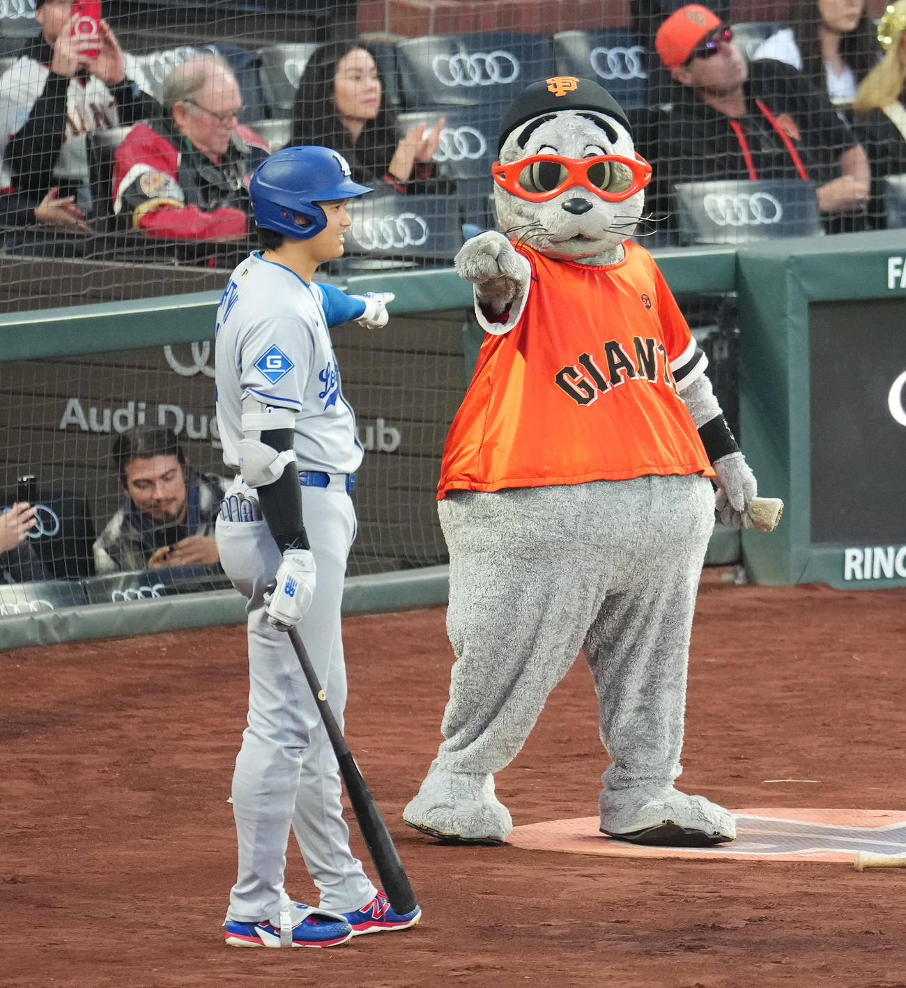 ジャイアンツ対ドジャース　1回、打席に入る準備をするドジャース大谷は、ジャイアンツ・キャラクターのルー・シールの挑発を受ける（撮影・菅敏）