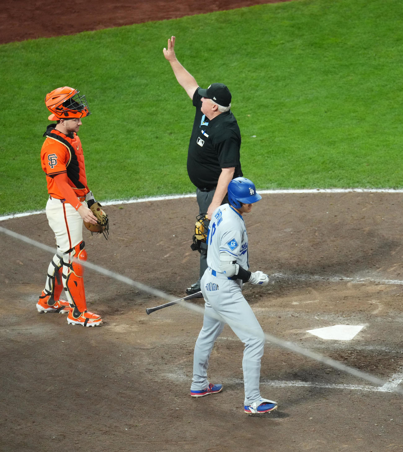 ジャイアンツ対ドジャース　10回表ドジャース無死二塁、申告敬遠を受ける大谷（撮影・菅敏）